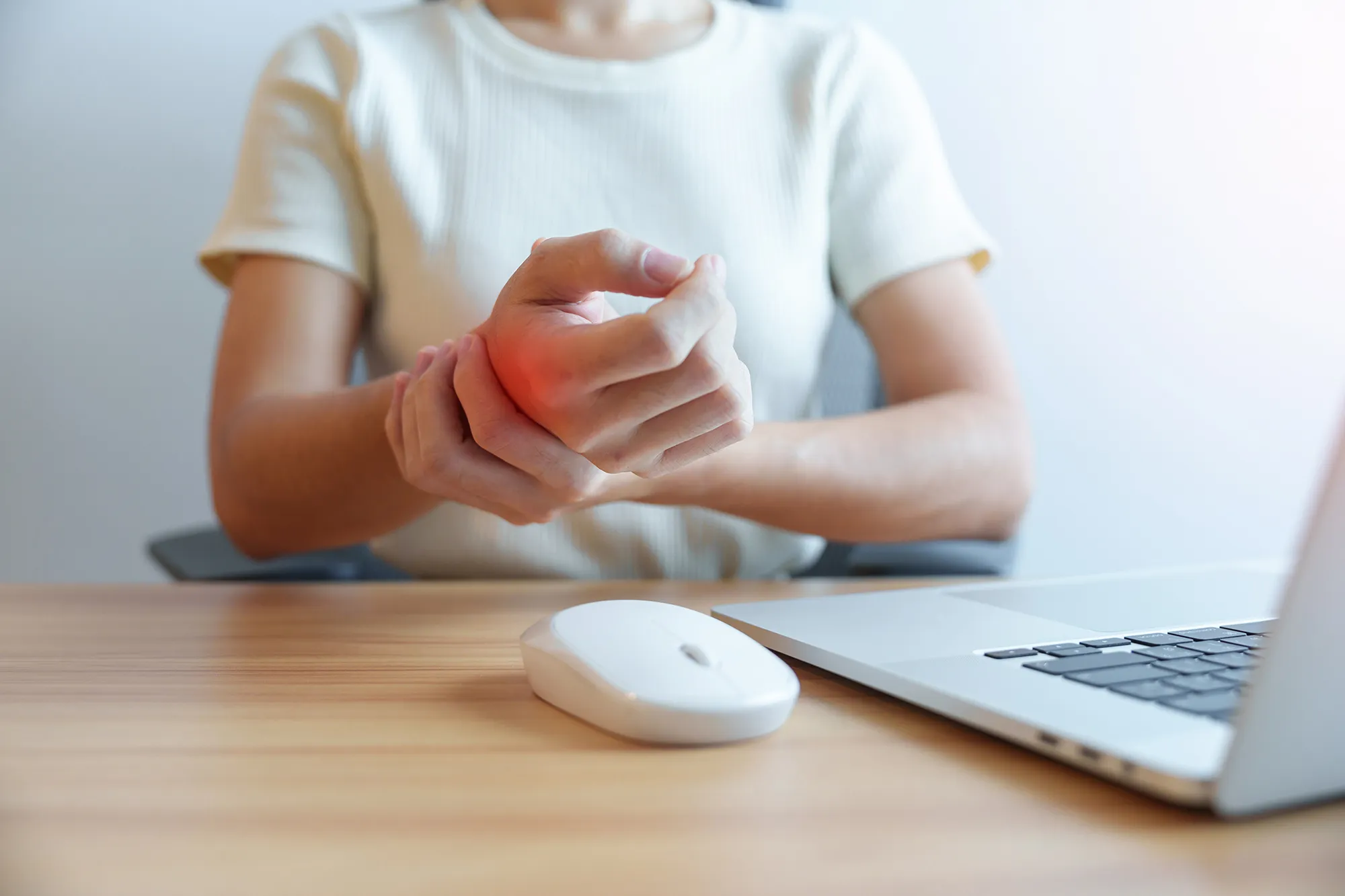  Woman having wrist pain when using mouse during working long time on workplace. De Quervain s tenosynovitis, ergonomic, Carpal Tunnel Syndrome or Office syndrome concept
